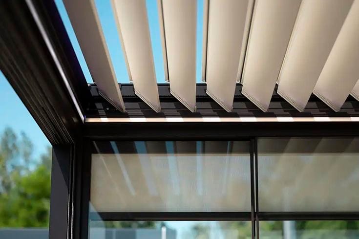 İzmir’de uygulanan modern bioklimatik pergola sistemi Meda Tente dış mekân gölgelendirme çözümü