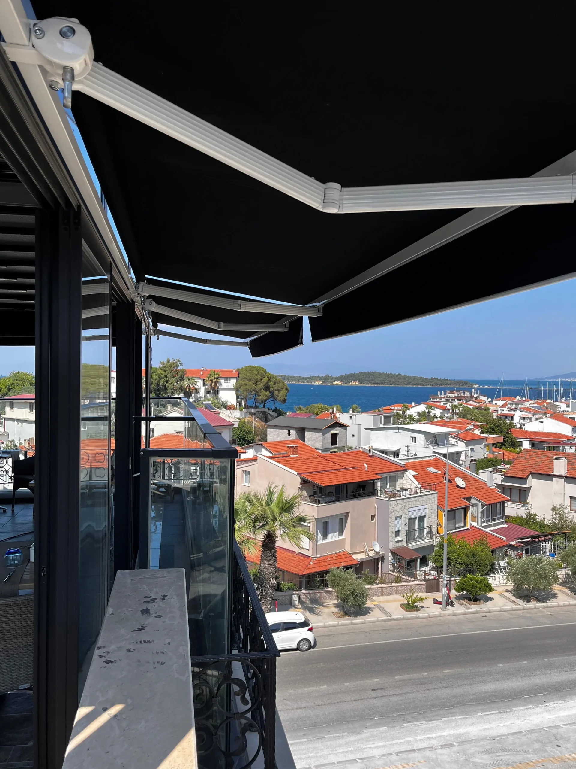 Urla motorlu mafsallı tente uygulaması